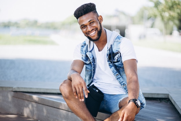 Foto grátis modelo de homem afro-americano em denim