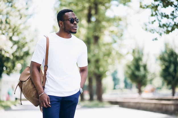 Modelo de homem afro-americano no parque