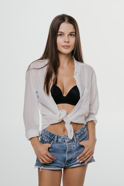 Modelo de menina bonita em branco. jóias modelo