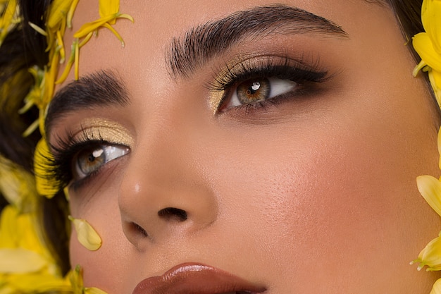 Modelo de moda em maquiagem smokey e olhos verdes