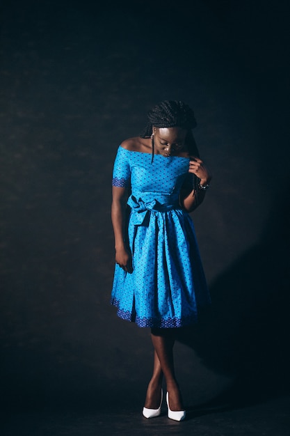 Modelo de mulher afro-americana em estúdio