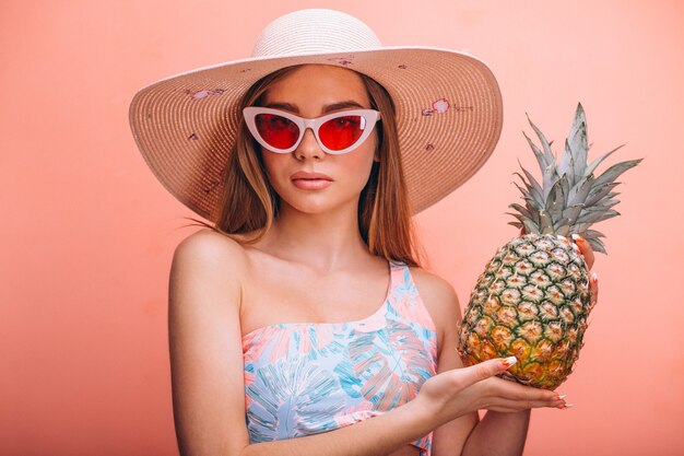 Modelo de mulher bonita em fato de swimminmg isolado