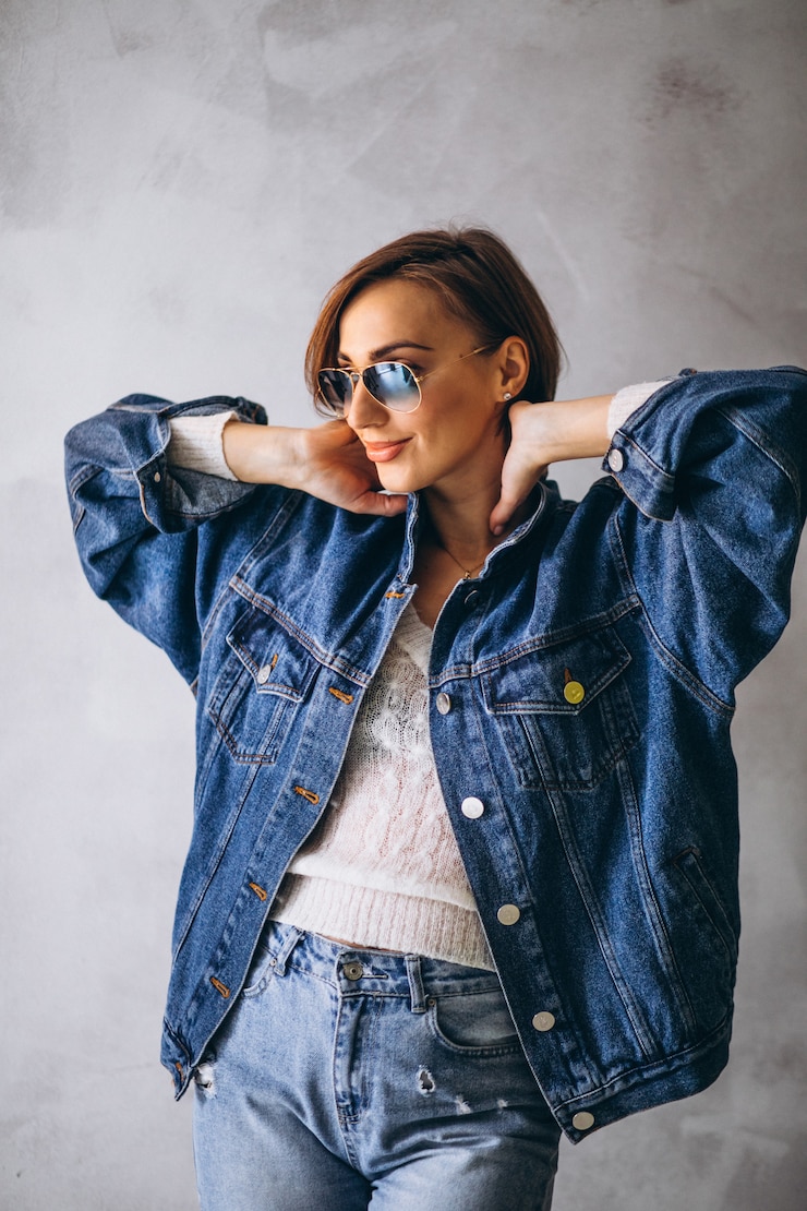 Foto grátis modelo de mulher demonstrando panos de inverno