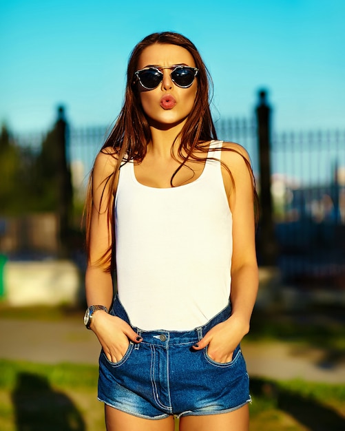 Modelo de mulher elegante glamour em pano brilhante de verão na rua