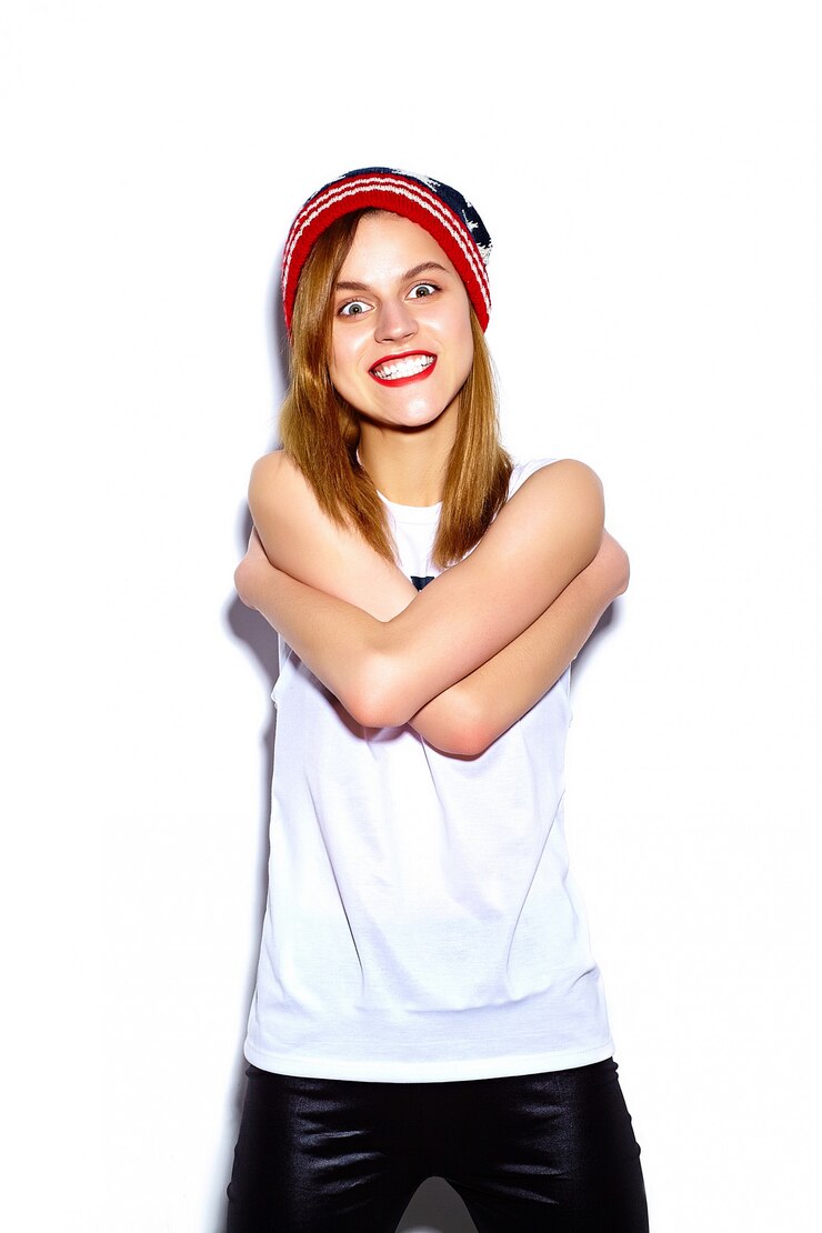 Foto grátis modelo de mulher jovem e bonita elegante de look.glamor de alta moda com lábios vermelhos em pano hipster em gorro colorido se abraçar