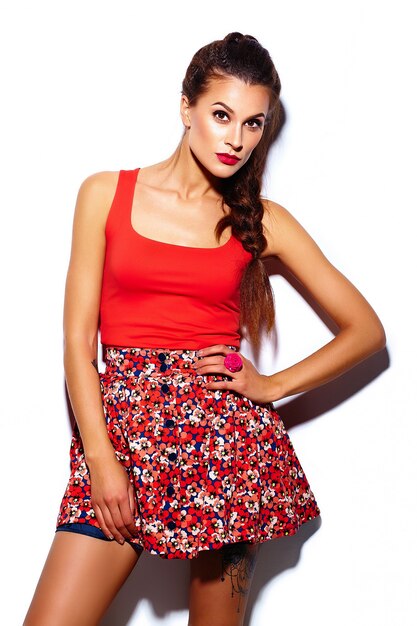 modelo de mulher jovem e bonita elegante glamour com lábios vermelhos em pano hippie colorido brilhante de verão