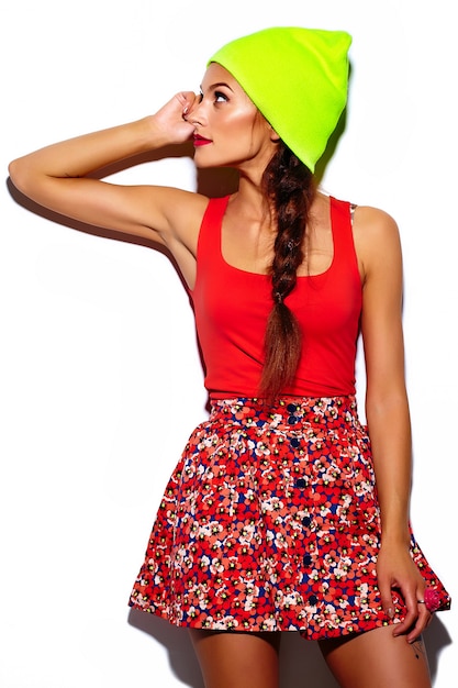 Foto grátis modelo de mulher jovem e bonita elegante glamour com lábios vermelhos no pano hippie colorido brilhante de verão no gorro amarelo