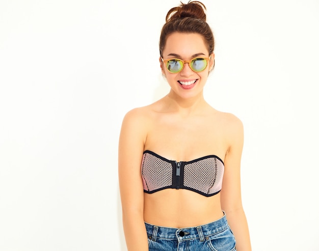 Modelo de mulher sorridente em roupas de moda praia casual