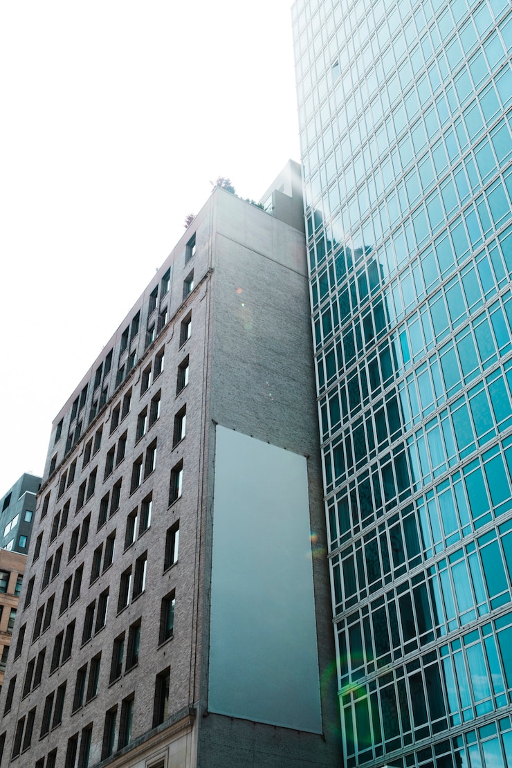 Foto grátis modelo de outdoor grande na construção na cidade