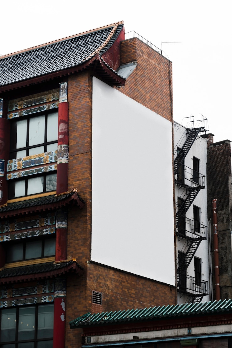 Foto grátis modelo de outdoor grande na construção na cidade