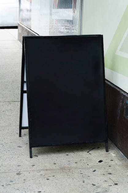 Foto grátis modelo de outdoor permanente na frente da loja