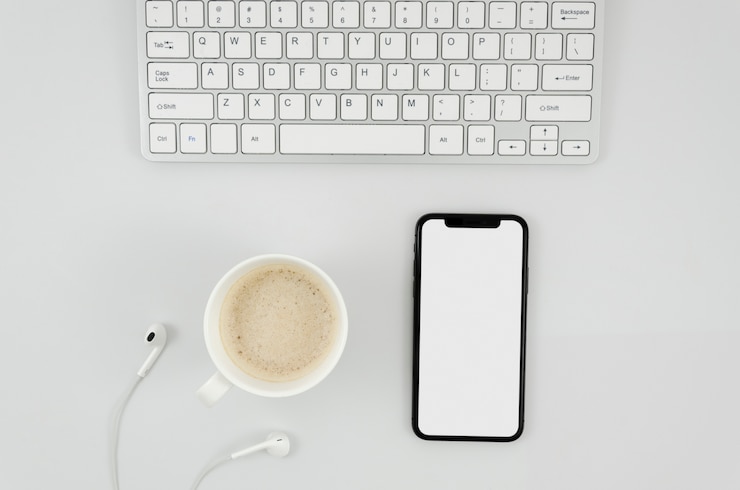 Foto grátis modelo de smartphone com vista superior sobre o espaço de trabalho