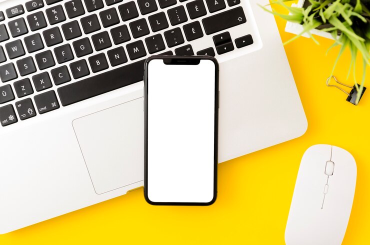 Foto grátis modelo de smartphone com vista superior sobre o espaço de trabalho