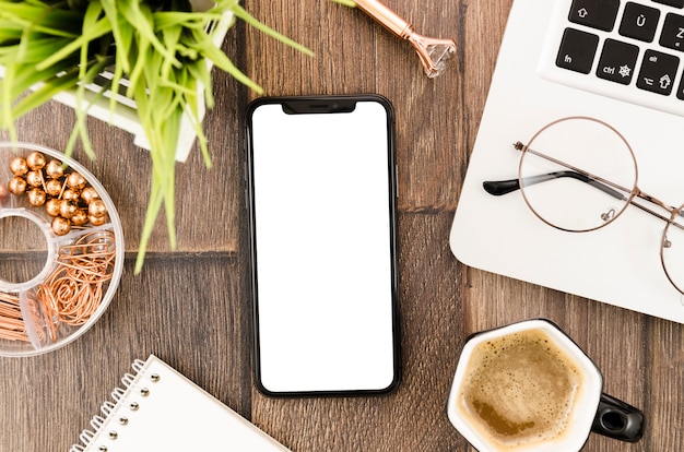 Foto grátis modelo de smartphone de vista superior sobre o espaço de trabalho