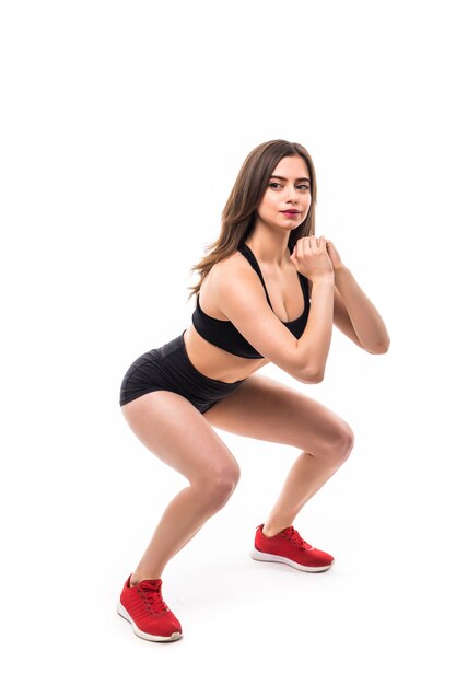 Modelo de sportswear preto faz exercícios para corpo de figura forte