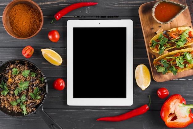 Modelo de tablet plana leigos com comida mexicana