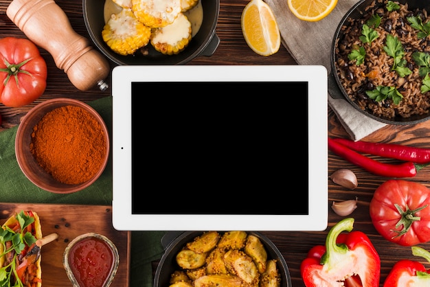 Modelo de tablet plana leigos com comida mexicana