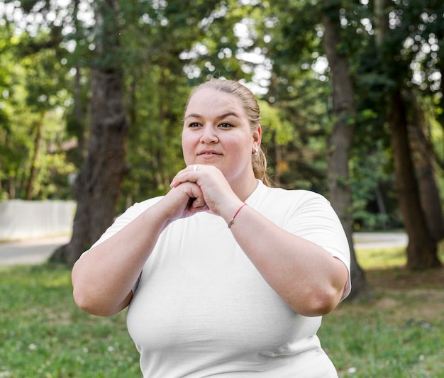 Foto grátis modelo de tiro médio fazendo exercícios de estocada