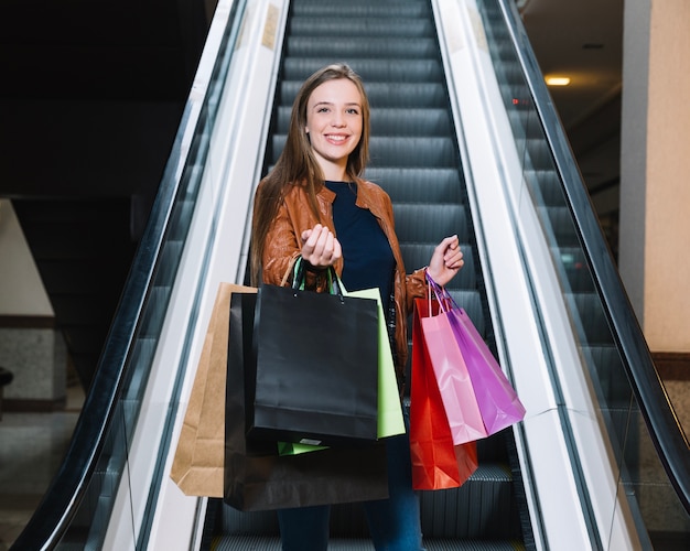 Modelo elegante chamado no shopping