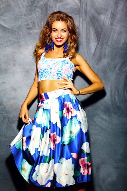 modelo elegante jovem glamour no verão vestido azul brilhante