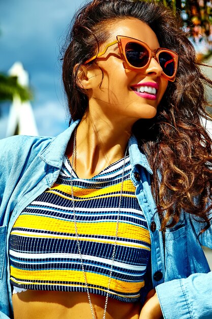 modelo em roupas de verão hipster posando na rua