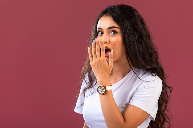 Modelo feminina fazendo cara de surpresa