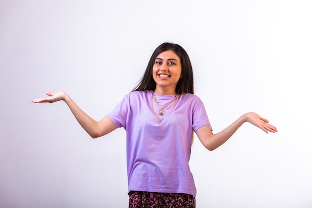 Modelo feminino abrindo os braços e sorrindo.