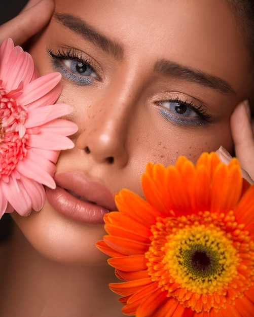 Foto grátis modelo feminino com flores