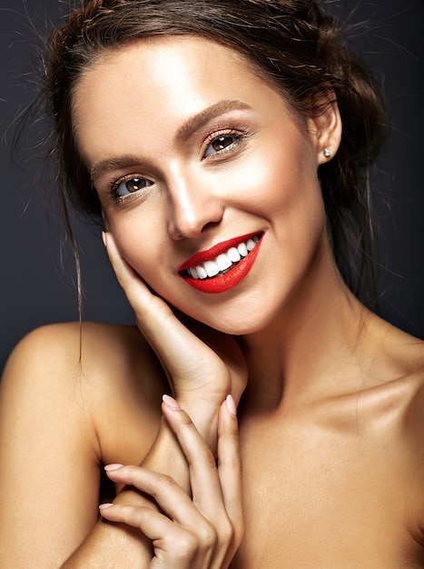 Foto grátis modelo feminino com maquiagem diária fresca