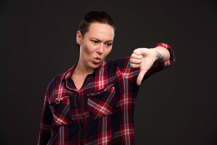 Foto grátis modelo feminino com roupas de coleção outono inverno fazendo o polegar para baixo.