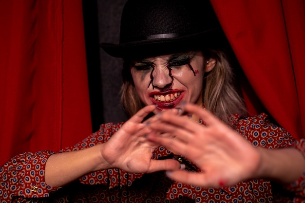 Foto grátis modelo feminino de halloween, segurando as mãos na frente dela