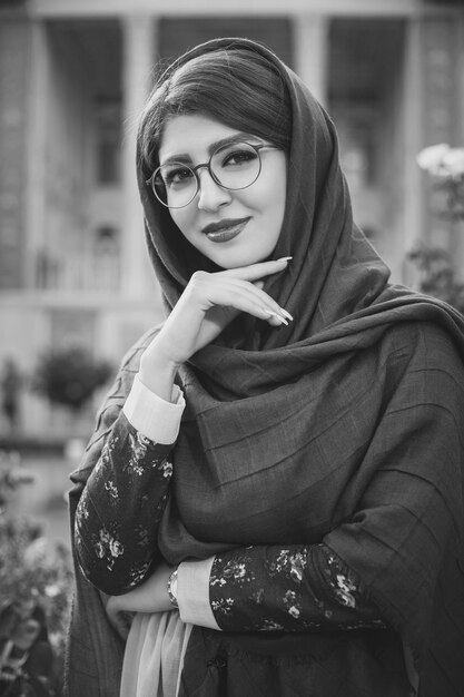 Modelo feminino em hijab e óculos