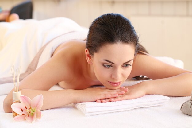Modelo feminino fazendo massagem no spa