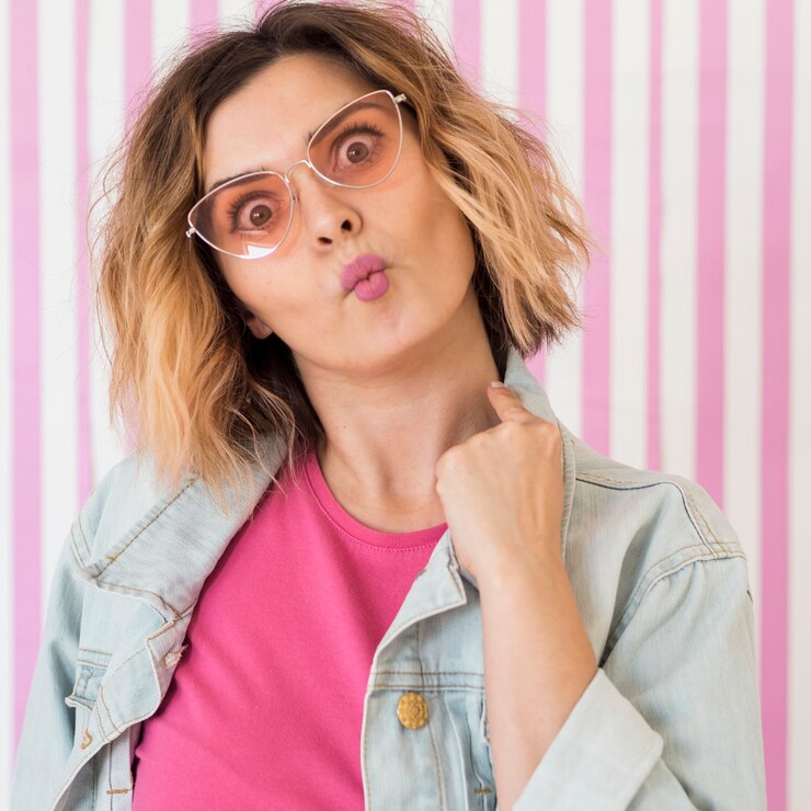 Foto grátis modelo feminino, fazendo, peixe, rosto, expressão