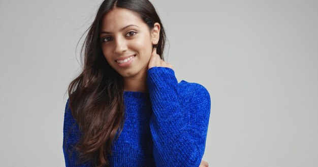 Modelo feminino latino atraente em suéter azul brilhante quente