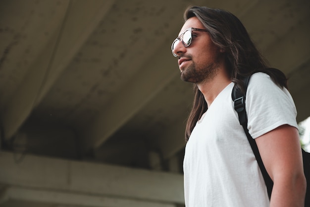 Foto grátis modelo hipster com cabelo comprido