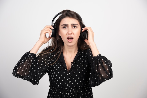 Modelo jovem ouvindo música em fones de ouvido