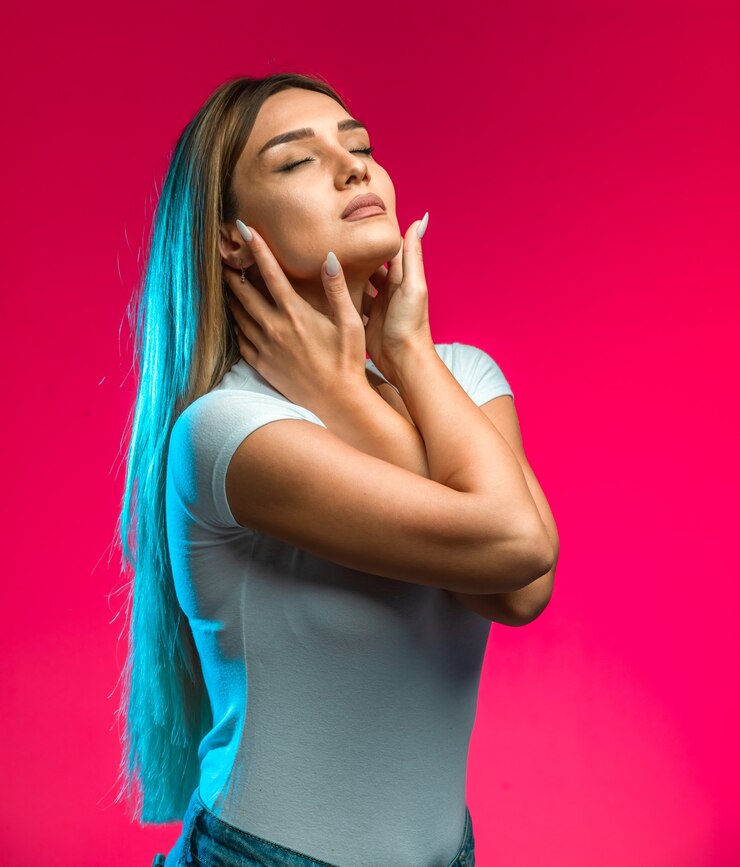 Foto grátis modelo loiro aplicado maquiagem bronze.