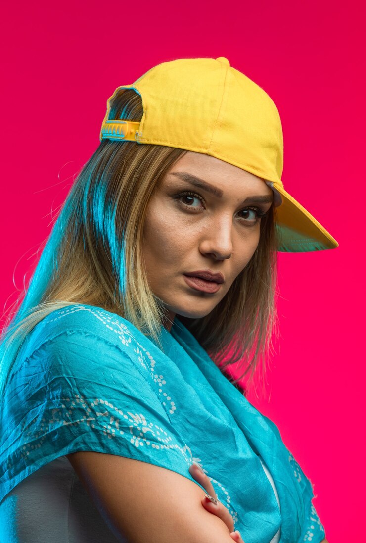 Foto grátis modelo loiro com boné amarelo parece confiante.