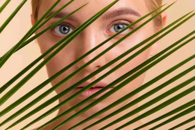 Foto grátis modelo loiro de close-up com olhos azuis