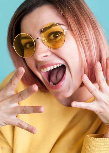 Foto grátis modelo louco usando óculos amarelos