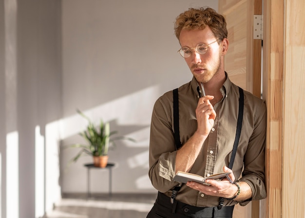 Modelo masculino com cabelo cacheado pensando