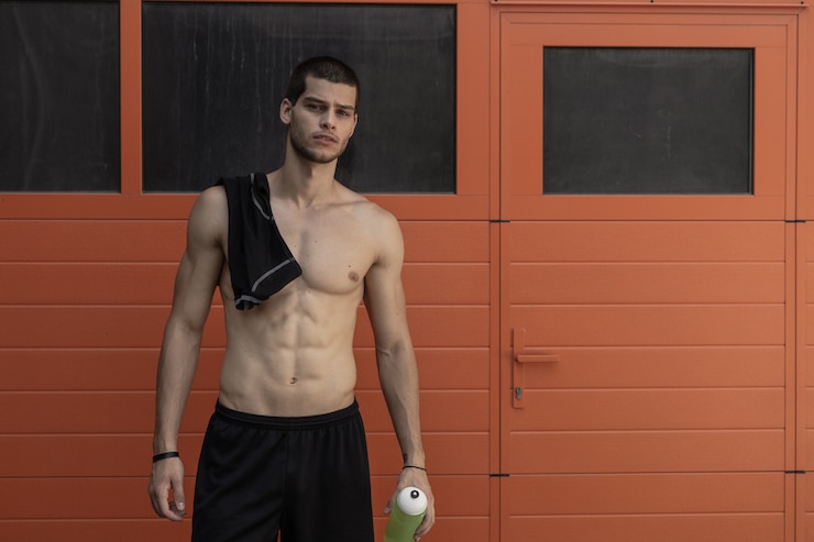 Foto grátis modelo masculino musculoso