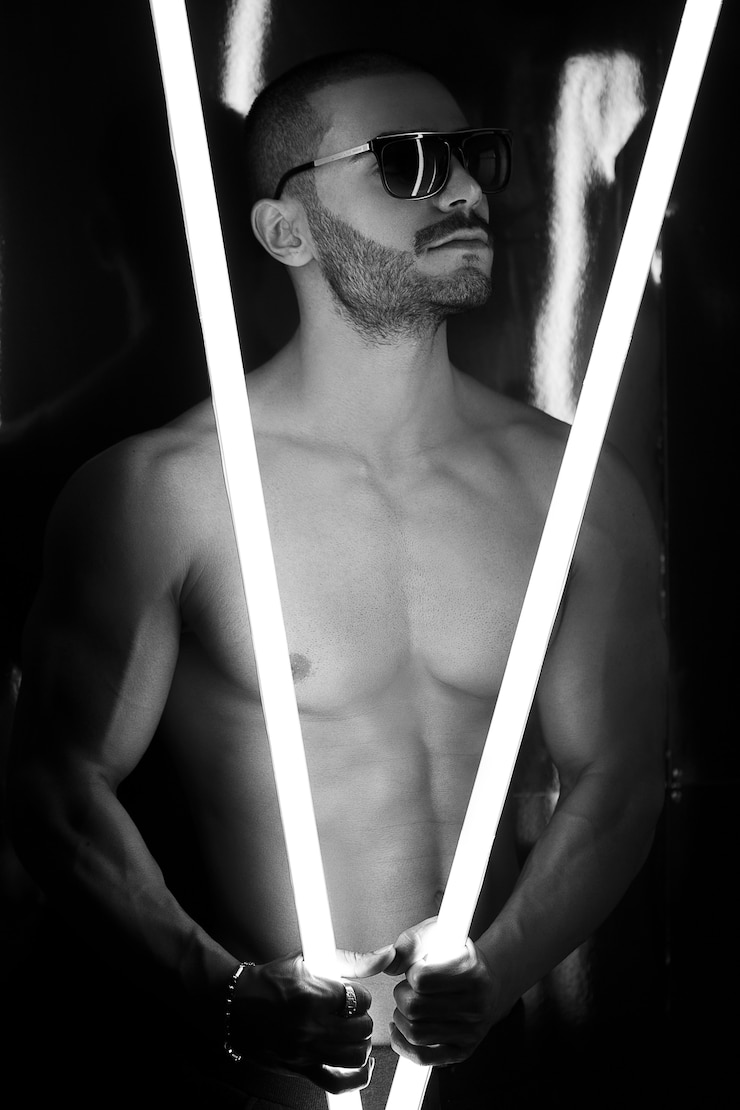Foto grátis modelo masculino nu na sombra com tristeza leve, olhando de cabeça