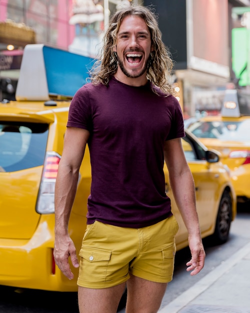 Foto grátis modelo masculino sorridente, olhando para a câmera