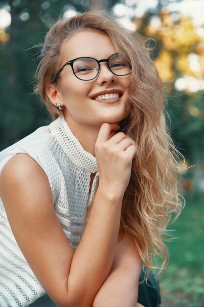 Modelo moderno mulher usando óculos, lábios expressivos