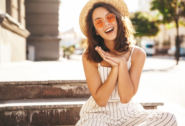 Foto grátis modelo moreno em roupas de verão, posando na rua posando