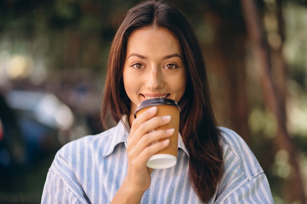 Modelo mulher, em, camisa homem, café bebendo