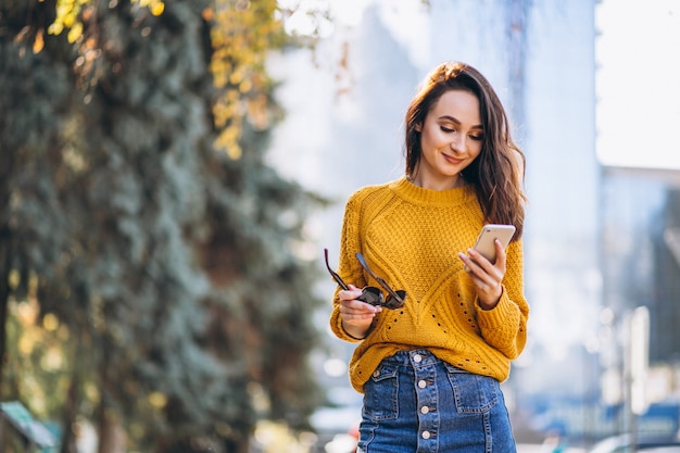 Modelo mulher falando ao telefone