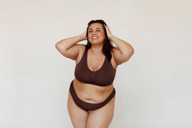 Foto grátis modelo plus size de tiro médio posando em estúdio